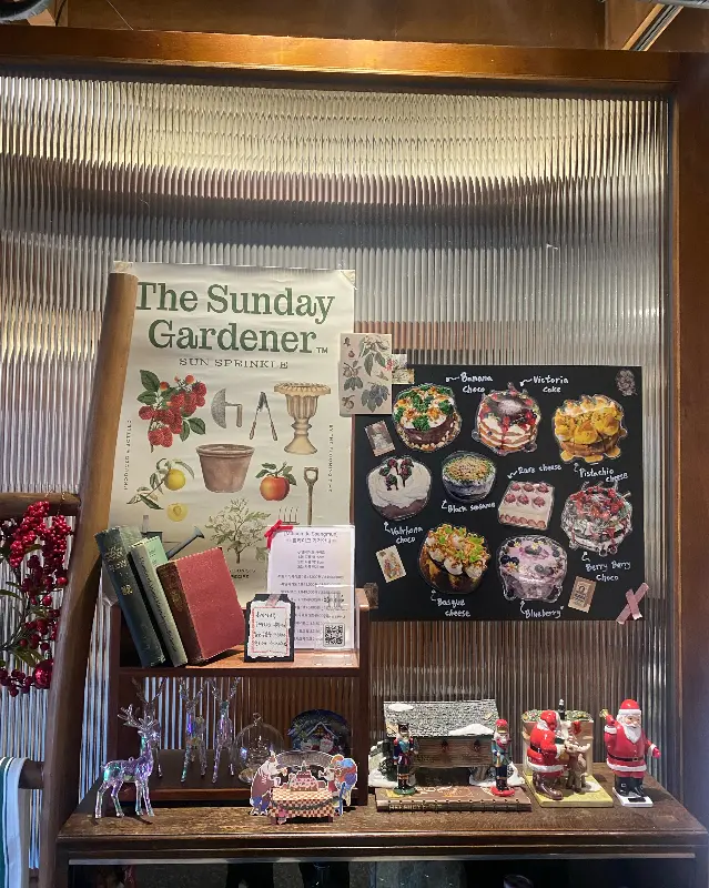 빈티지 포스터와 메뉴 사진으로 꾸며진 벽면