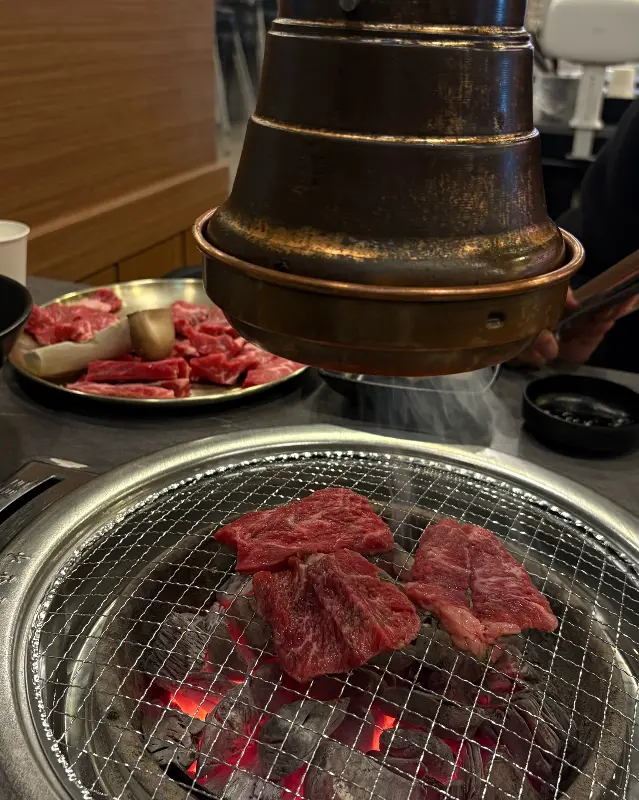 숯불 위에서 익어가는 고기