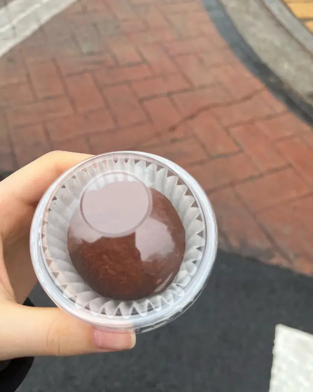 두바이 찹쌀도너츠를 들고 있는 모습