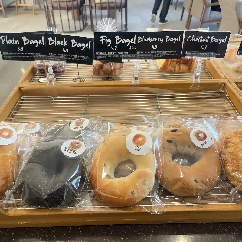 다양한 종류의 베이글이 진열되어 있는 모습