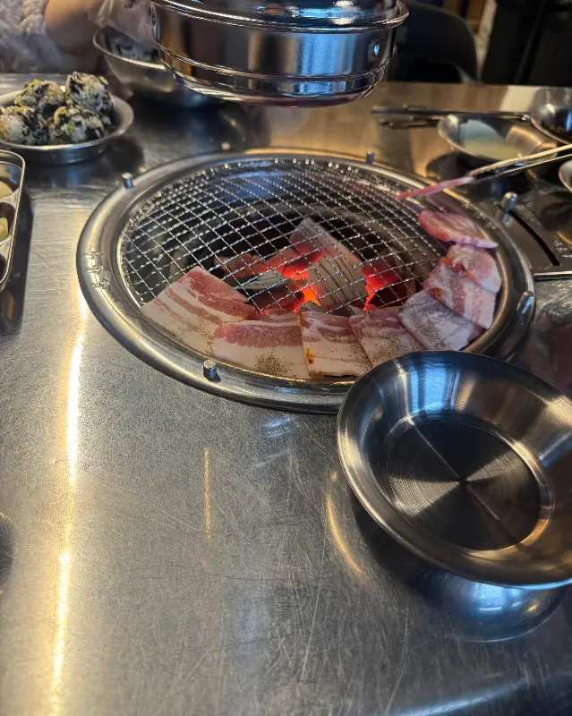 숯불 위에서 익어가는 쭈꾸미와 삼겹살