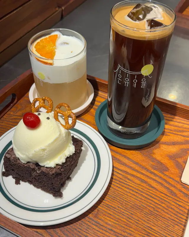 루돌프 아이스크림 브라우니와 음료