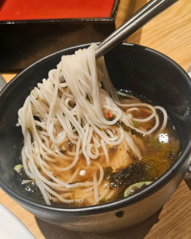 샐러드바에서 가져온 잔치국수