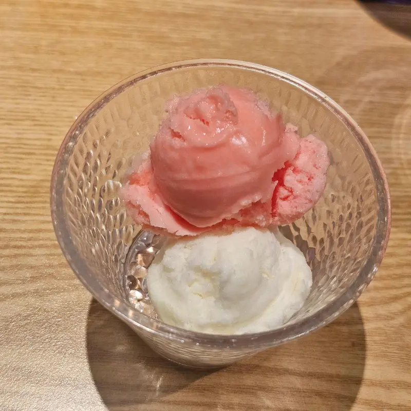 디저트로 제공되는 딸기 아이스크림