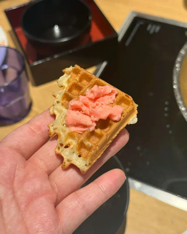 와플 위에 올려진 딸기 아이스크림