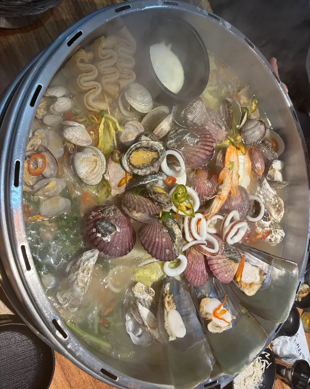 조개, 새우, 채소 등 다양한 재료가 어우러진 얼큰 조개전골