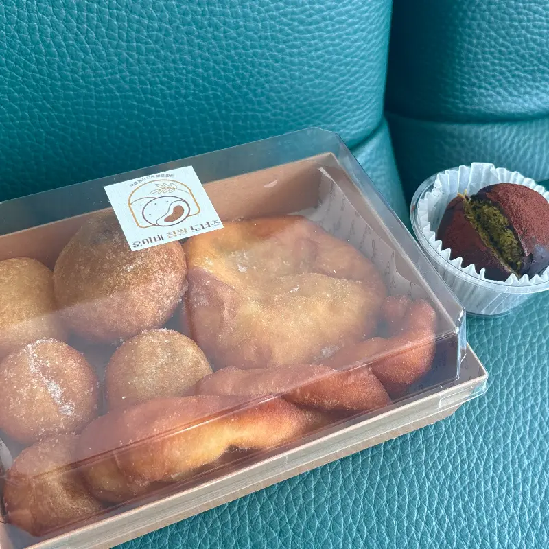 다양한 종류의 도너츠 세트