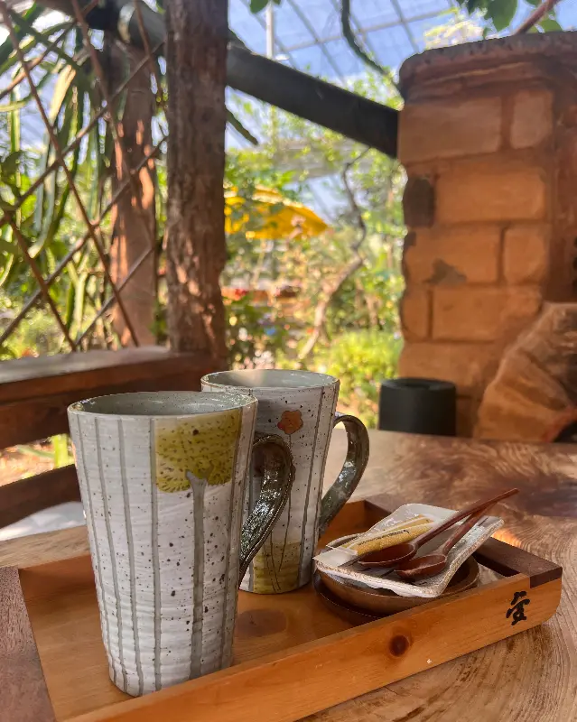 나무 테이블 위에 놓인 두 잔의 대추차