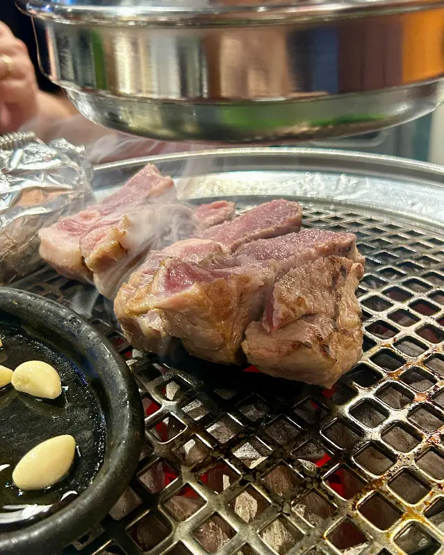 숯불에 구워지는 두툼한 고기