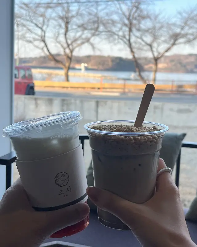 흑임자 크림 라떼와 딸기 라떼가 나란히 놓여 있는 모습