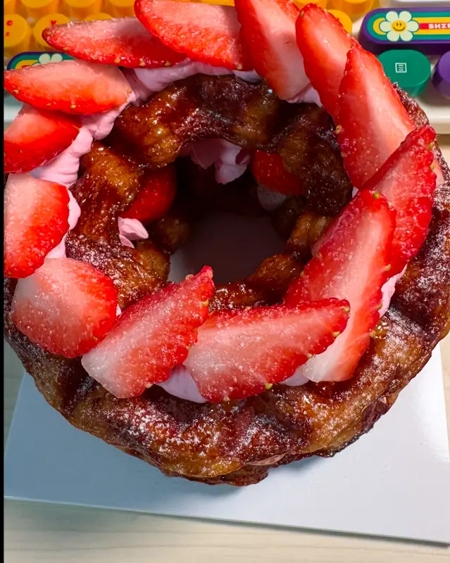 딸기가 듬뿍 올라간 크로플