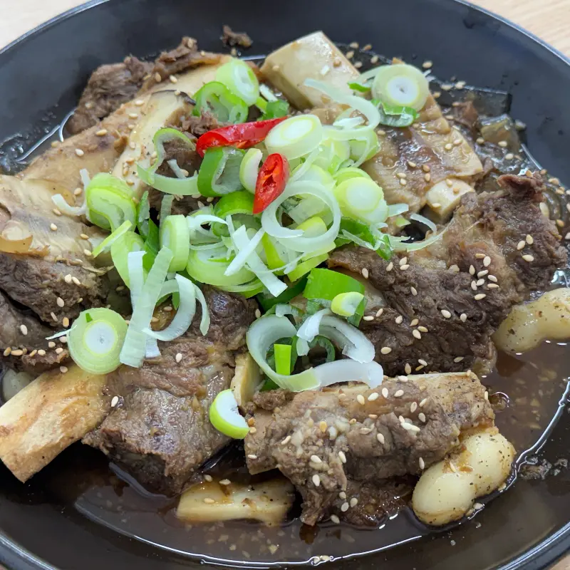 윤기가 흐르는 매운 갈비찜