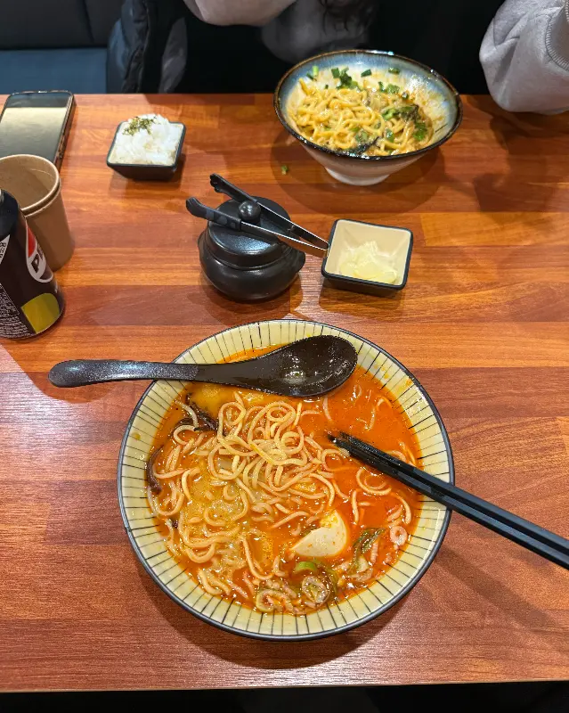 테이블 위에 놓인 라멘과 마제소바