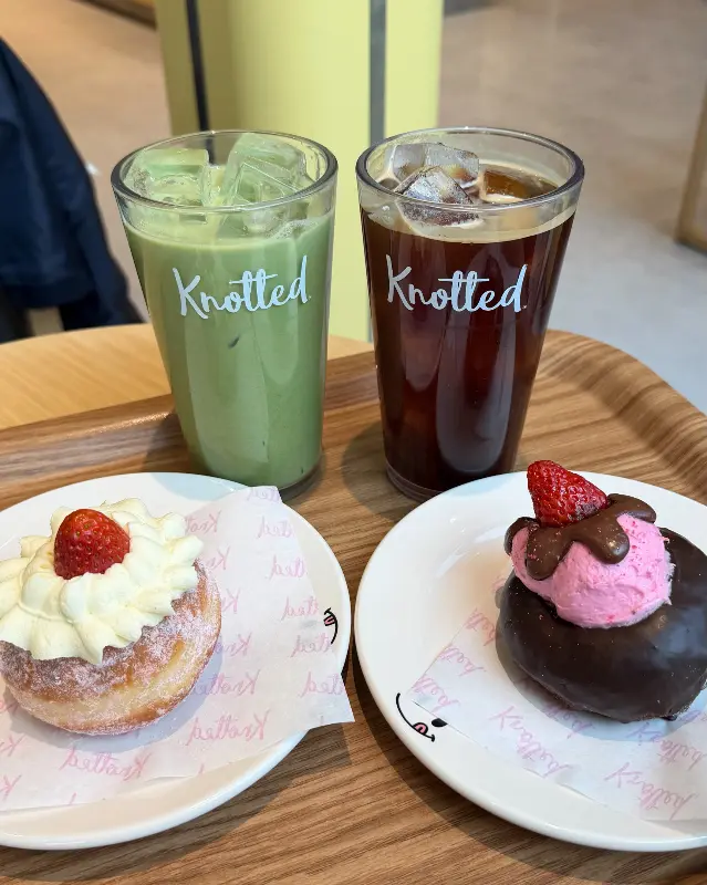 두바이 초코 도넛과 말차 음료