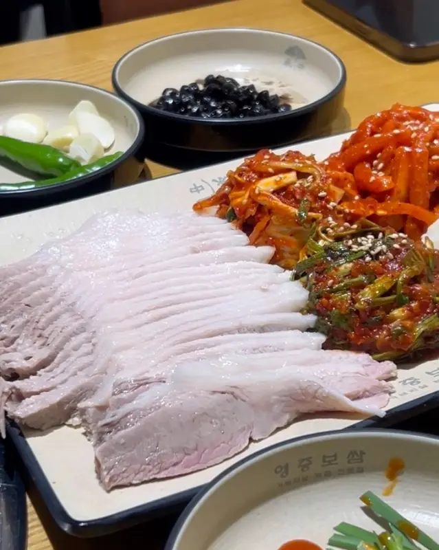 보쌈과 김치가 한 접시에 담겨 먹음직스러운 모습