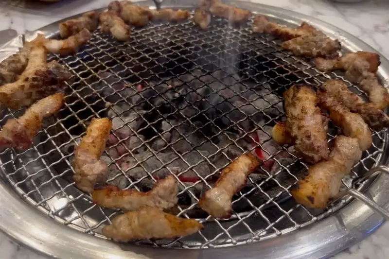 숯불 위에서 맛있게 구워지는 삼겹살