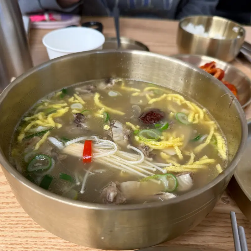 놋그릇에 담긴 갈비탕과 밥