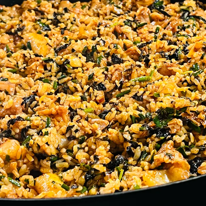 윤기가 자르르 흐르는 닭갈비 볶음밥