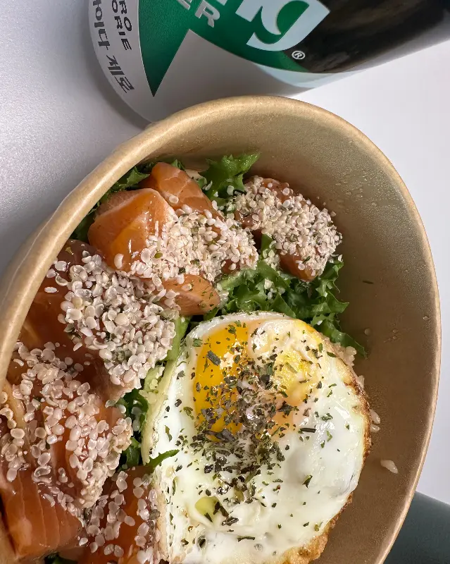 연어와 계란, 맥주가 함께 있는 샐러드