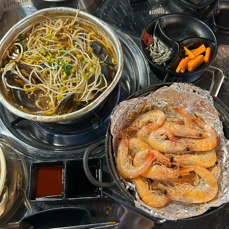 소금구이 새우와 해물라면