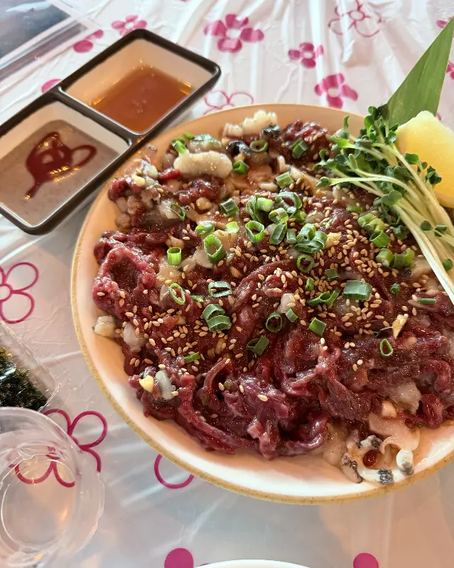 참깨가 듬뿍 뿌려진 육회