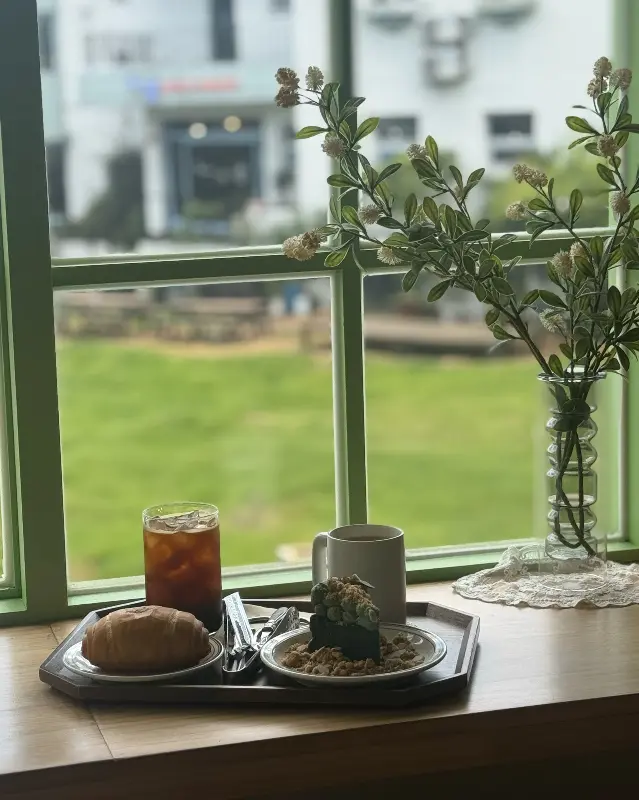 창밖으로 보이는 푸르른 동천 뷰