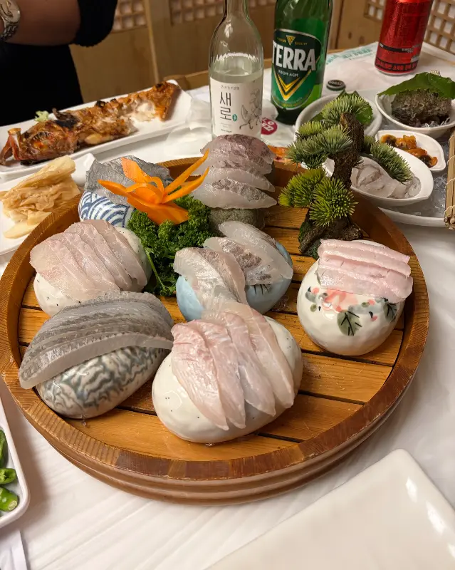 푸짐한 모듬회 한 상