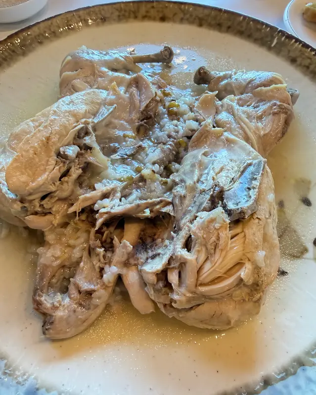 뽀얀 속살을 드러낸 닭백숙