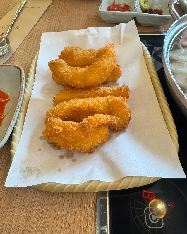 겉은 바삭하고 속은 촉촉한 아구튀김의 모습