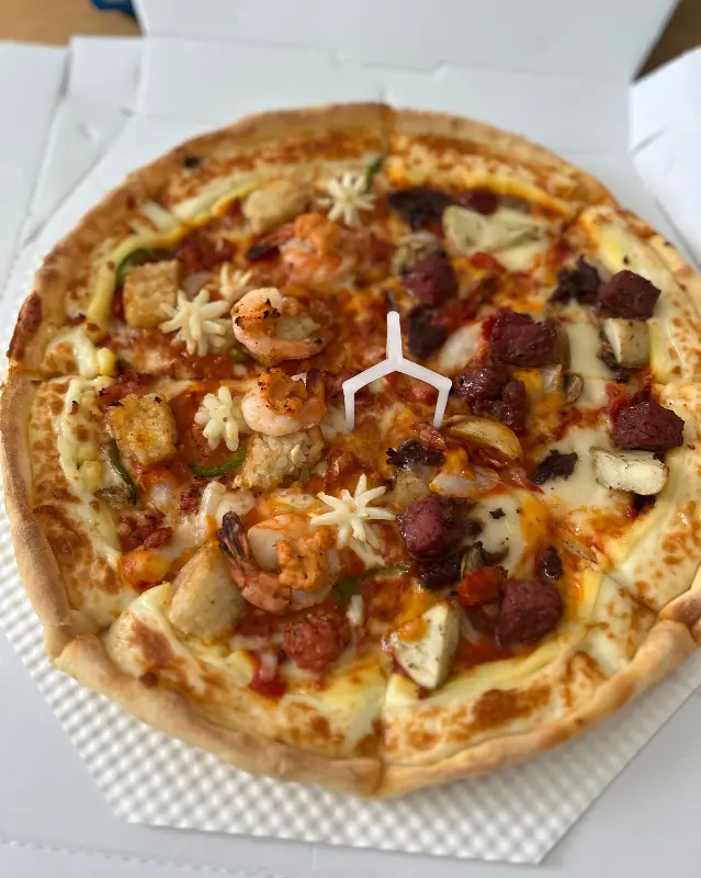 다양한 토핑이 조화로운 피자