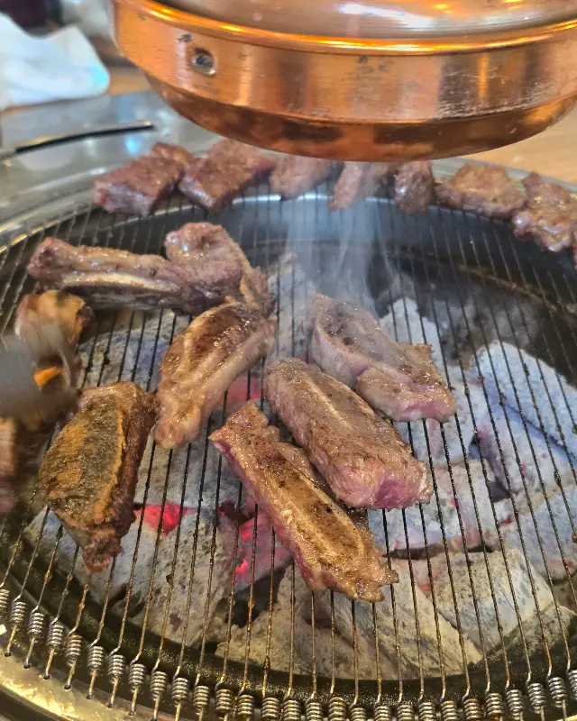 숯불 위에서 익어가는 생갈비