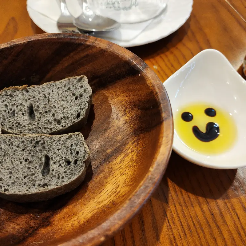 자메뷰 식전빵과 발사믹 오일