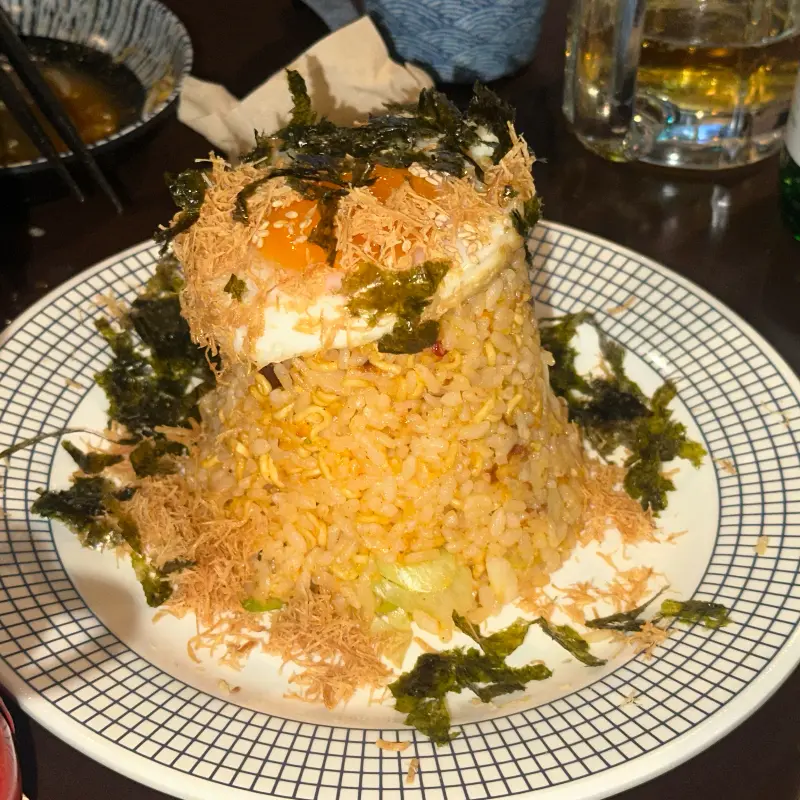 계란과 김가루가 얹어진 볶음밥