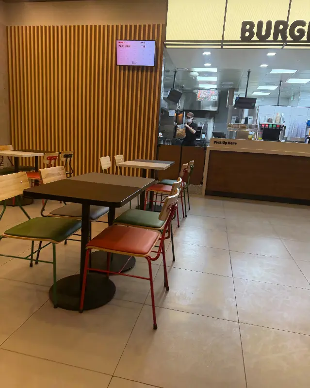 깔끔하고 넓은 버거킹 매장 내부