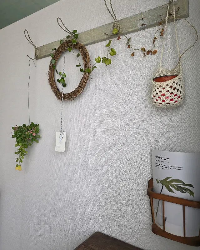 벽에 걸린 리스와 행잉 플랜트