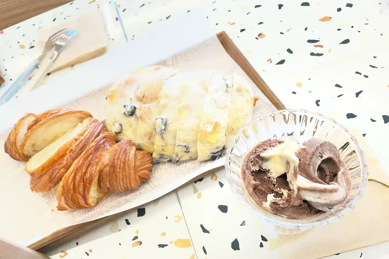 다양한 빵이 진열된 모습