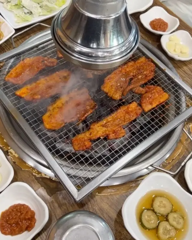 숯불에 구워지는 고추장 삼겹살