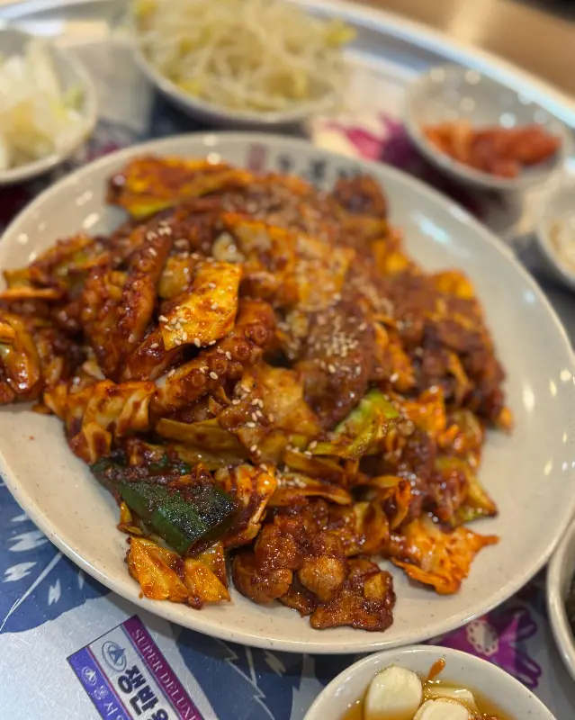 매콤달콤한 양념에 버무려진 제육볶음