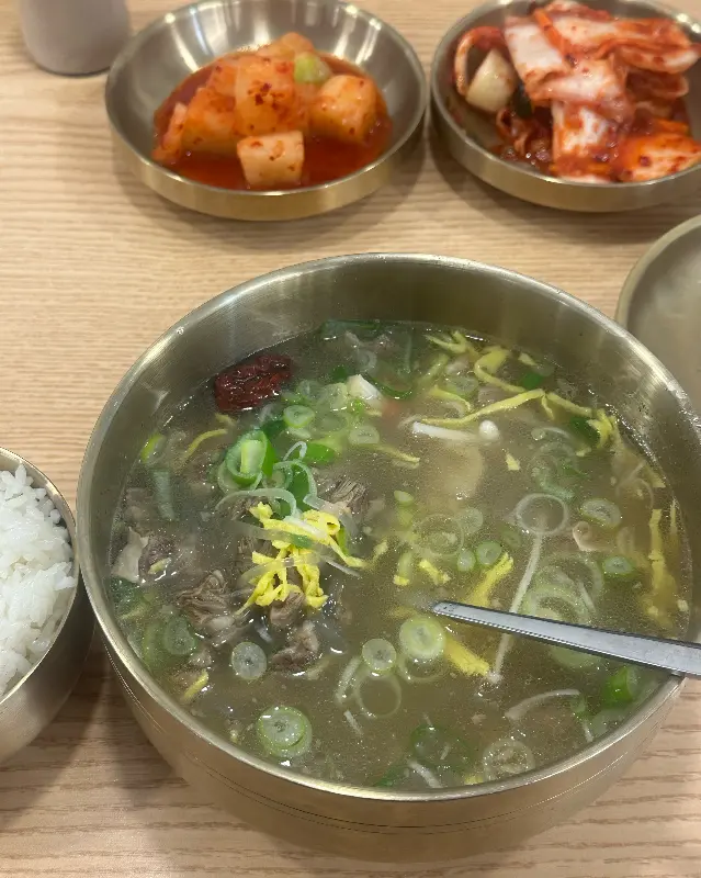 정갈하게 담겨 나온 김치와 깍두기