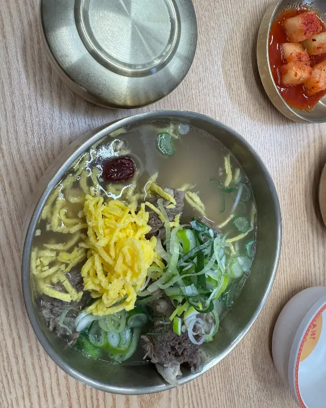 놋그릇 뚜껑이 덮인 갈비탕