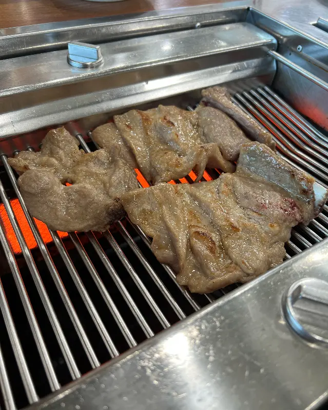 숯불 위에서 맛있게 익어가는 돼지갈비