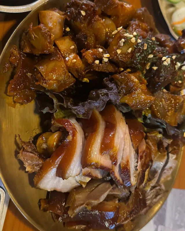 세 가지 맛을 한 번에 즐길 수 있는 반반반 족발