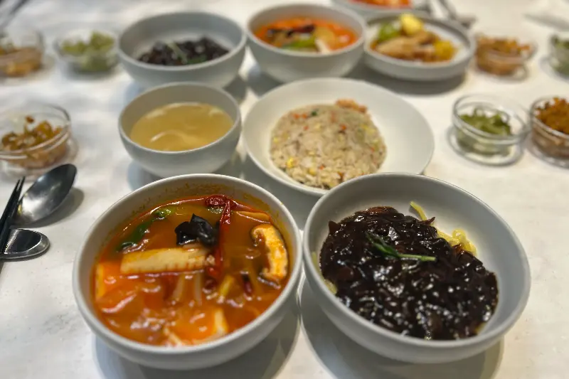 다양한 메뉴를 한 상에