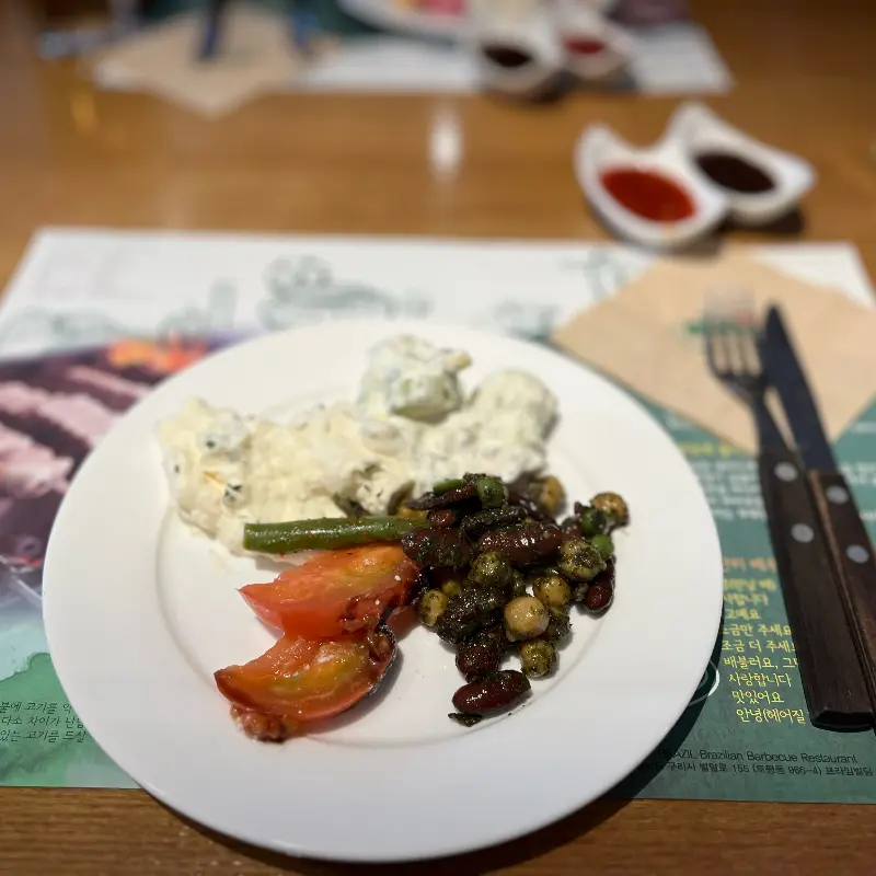 샐러드바에서 가져온 샐러드