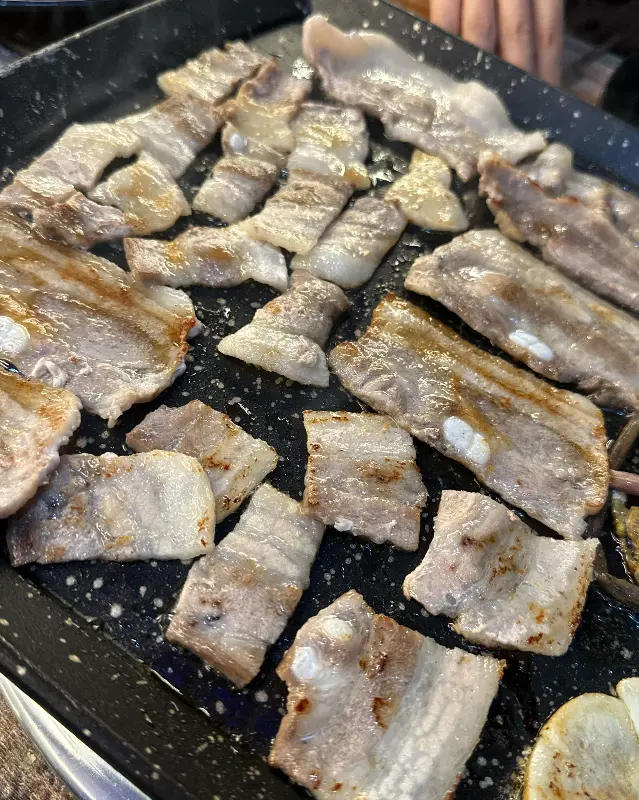 노릇하게 구워진 대패 삼겹살