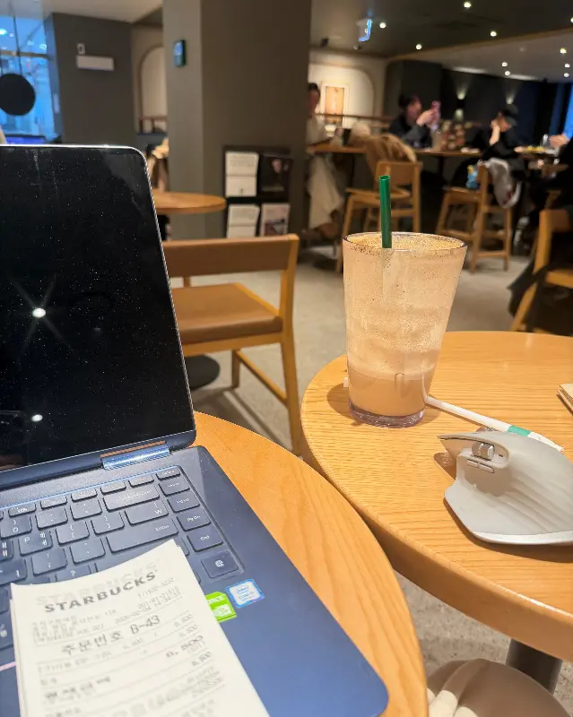 테이블 위에 놓인 블론드 윈터 스카치 라떼