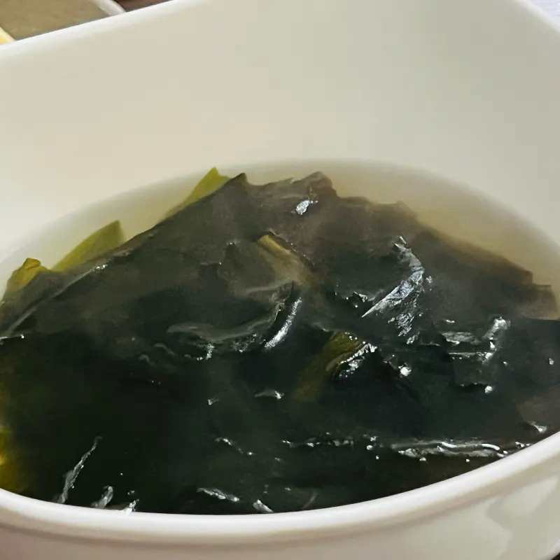 뽀얀 국물의 미역국