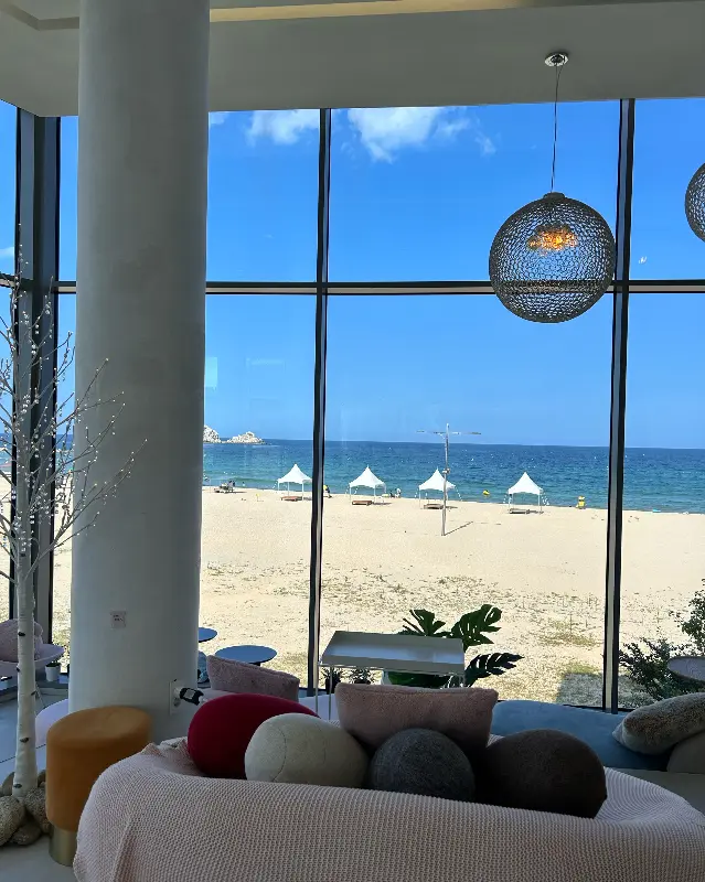 통유리창 너머로 보이는 자작도 해변의 아름다운 풍경