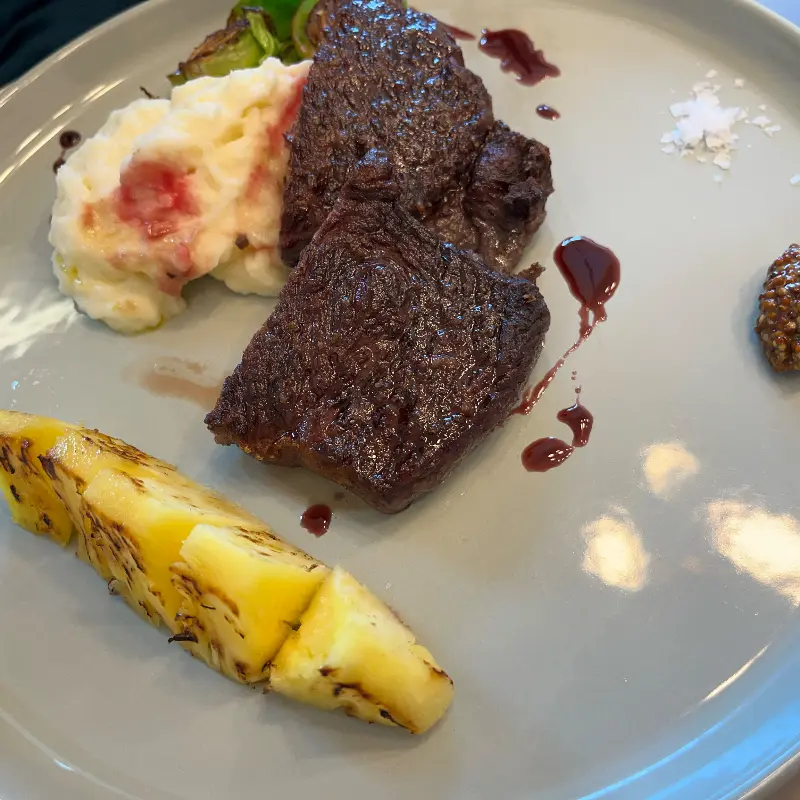 잘 구워진 안심 스테이크