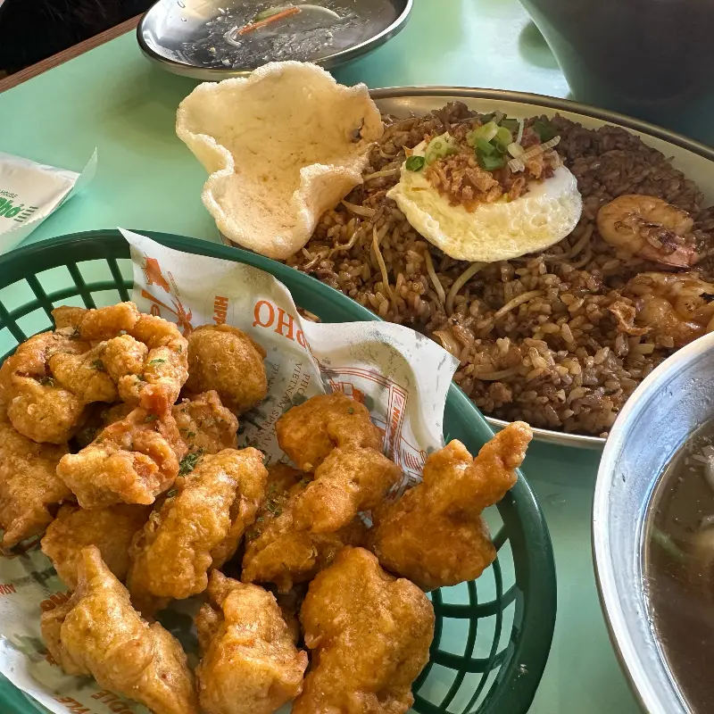 바삭하게 튀겨진 닭튀김과 계란후라이가 올라간 볶음밥